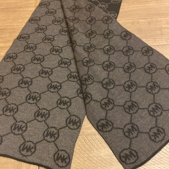 NWT Michael Kors Black & Grey Scarf - Picture 6 of 8